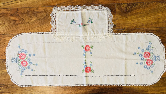 VINTAGE Hand Stitched DoilyLot - Picture 2 of 9